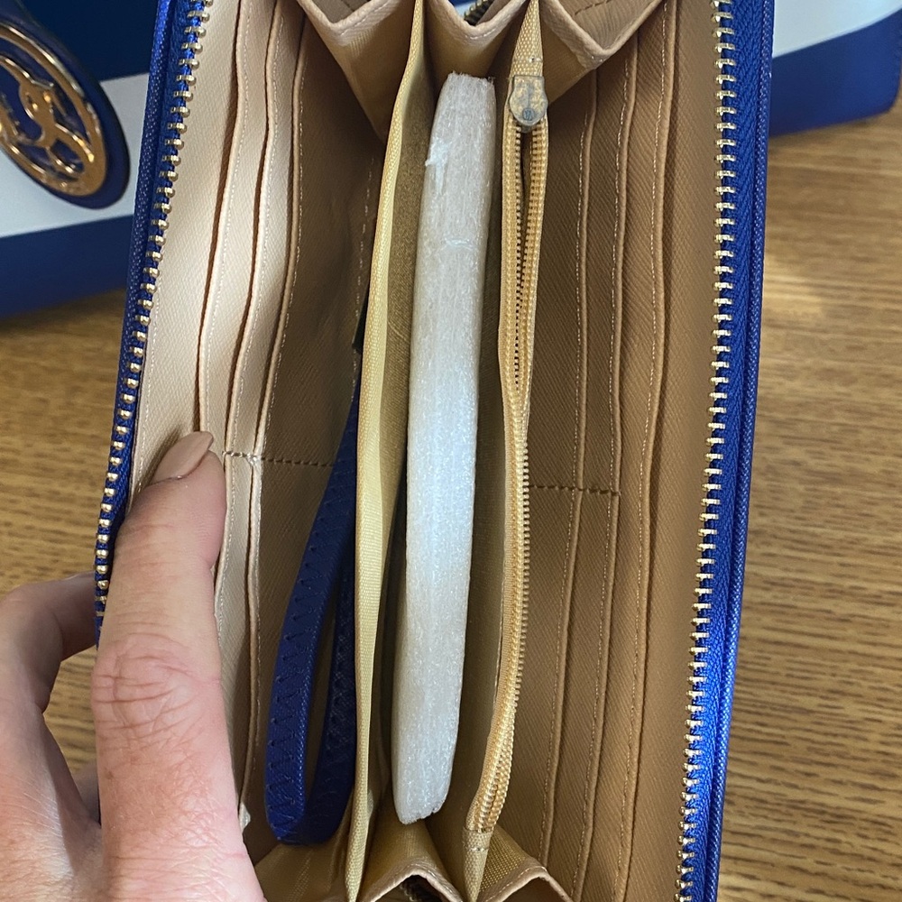 Elegant Blue and White Striped Tote Bag - Picture 4 of 9